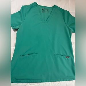 Figs Casma™ Three-Pocket Scrub Top surgical green